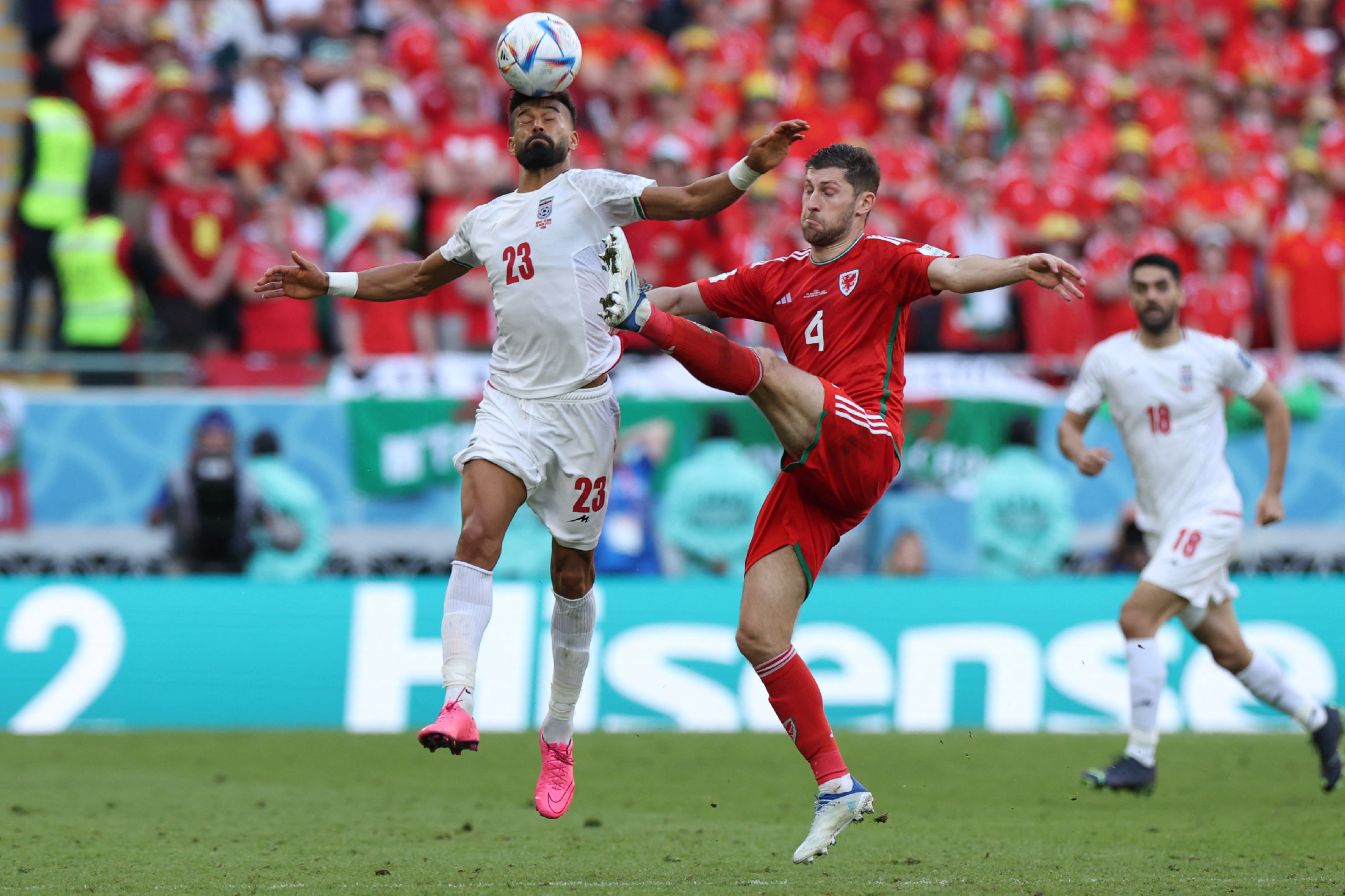 98 perc és egy piros lap kellett hozzá, de Irán legyőzte Walest 