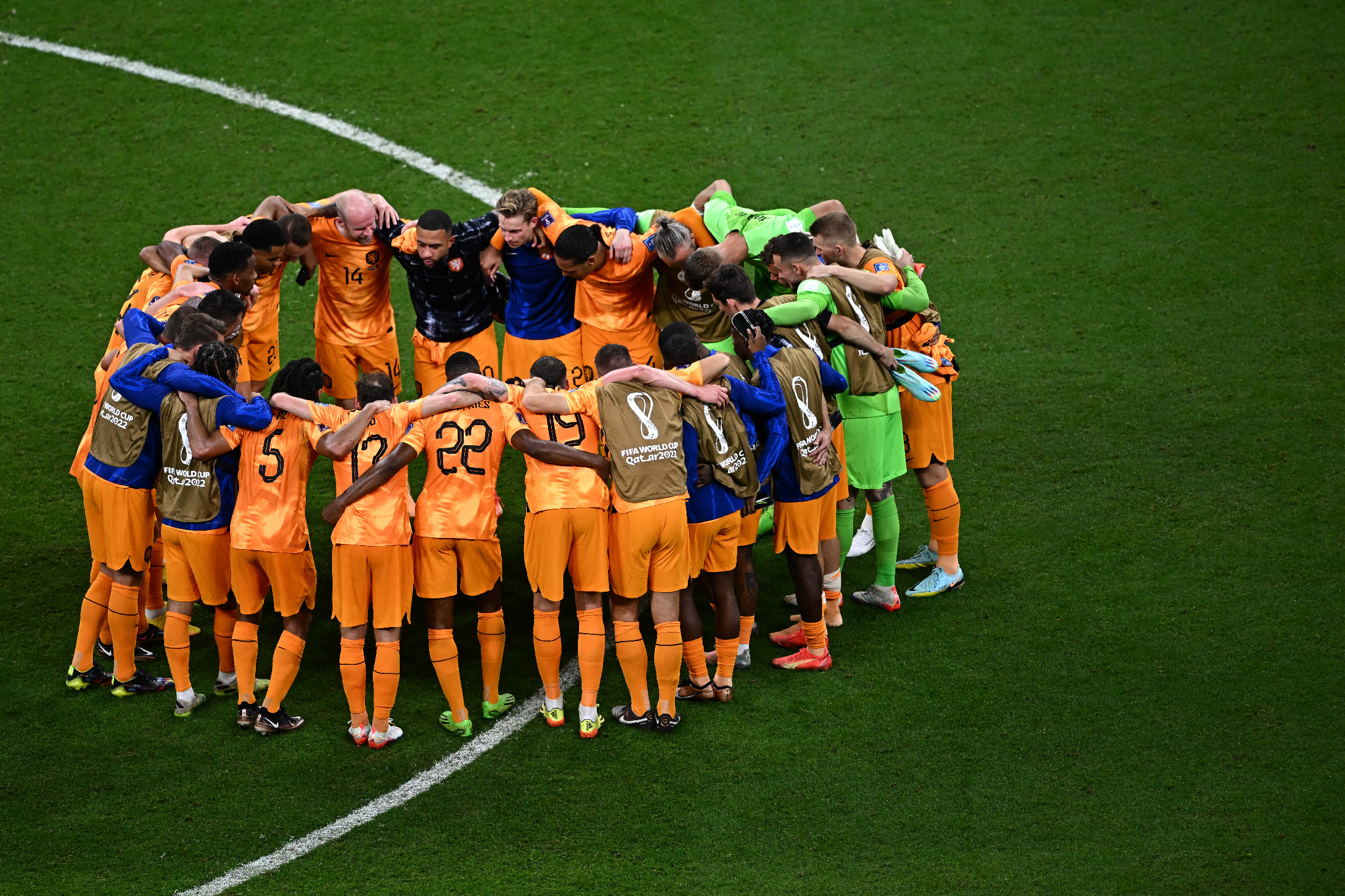 Hollandia és Szenegál már nyolcaddöntős