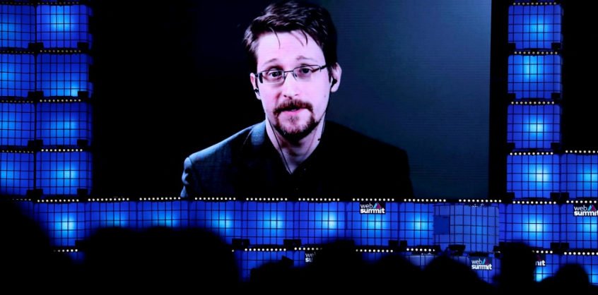 Edward Snowden letette az orosz állampolgársági esküt