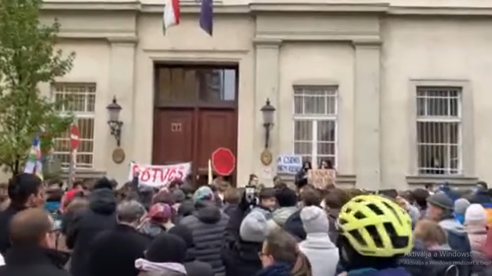 Blokád alá vették az iskolájuk előtti utcát az Eötvös József Gimnázium diákjai