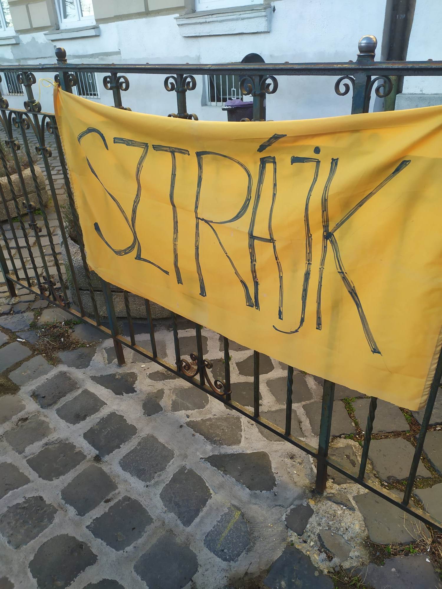 Határozatlan idejű sztrájk az Óbudai Gimnáziumban