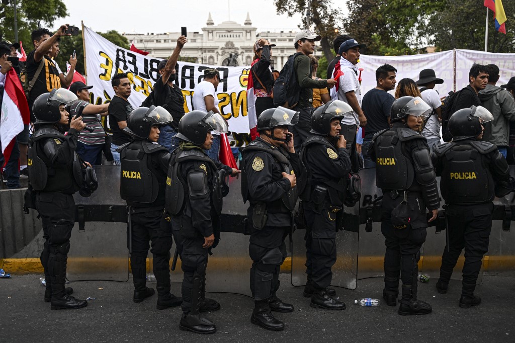 Két halott, sok sérült Peruban a tüntetések után