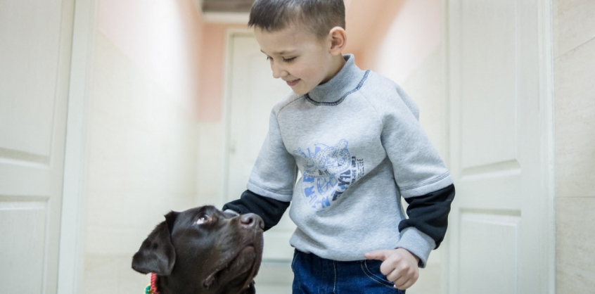 Terápiás kutya is segíti a háború által traumatizált gyerekeket Kijevben