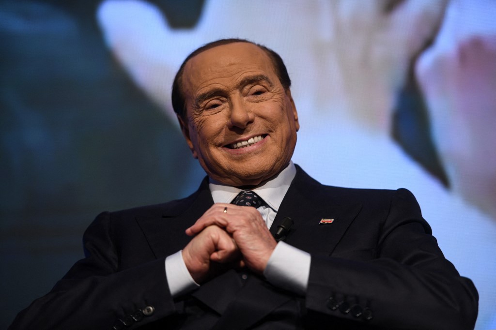 Berlusconi egy busznyi prostituáltal ösztözni az AC Monza játékosait