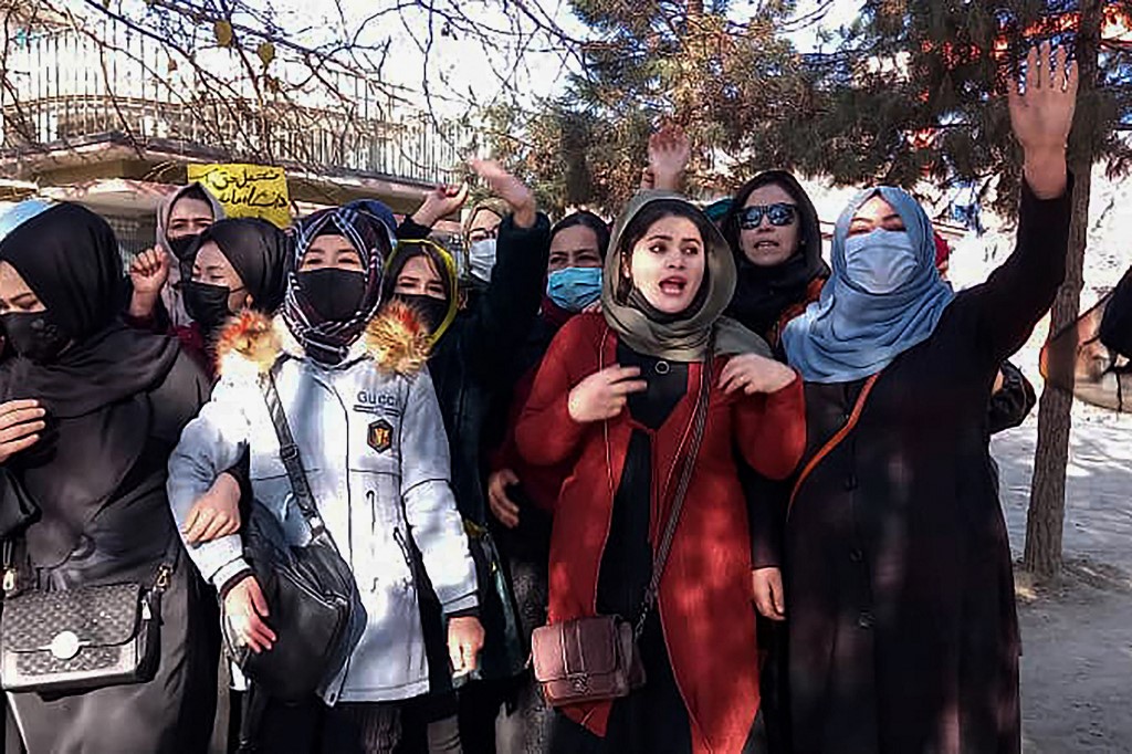 A tálibok megtiltották, hogy a nők civil szervezeteknek dolgozzanak