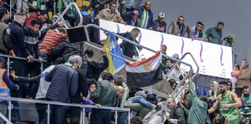 Leszakadt a lelátó egy kairói stadionban, huszonheten megsérültek