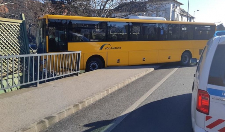 Karambolozott egy busz és egy autó Győrben, miután rosszul lett a sofőr