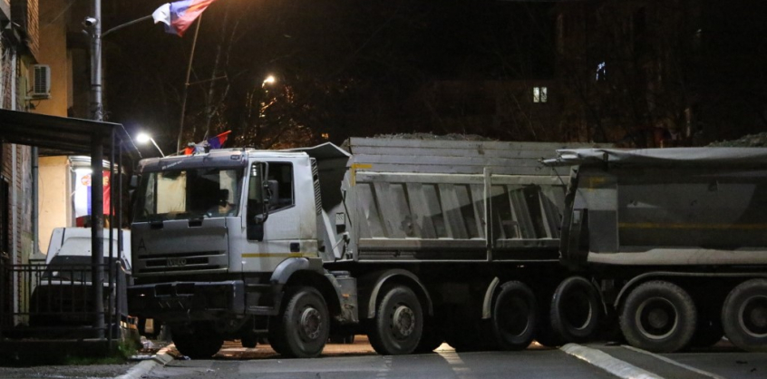 Vučić: Lebontják a koszovói barikádokat