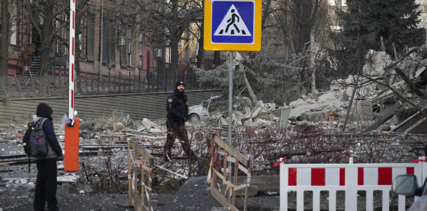 Ismét országos légvédelmi riadót hirdettek Ukrajnában, találatok érték Kijevet