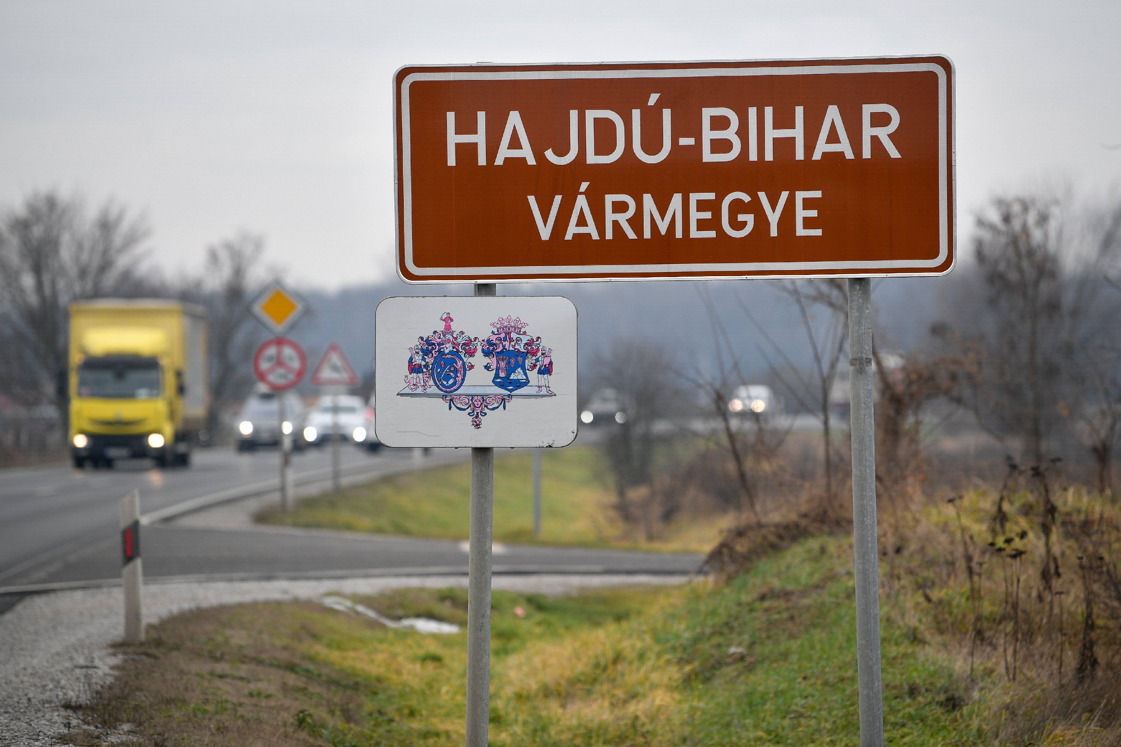 Nem tudni, mennyibe került a vármegyésítés, azonban a közúti táblák cseréje 36 millióba fájt