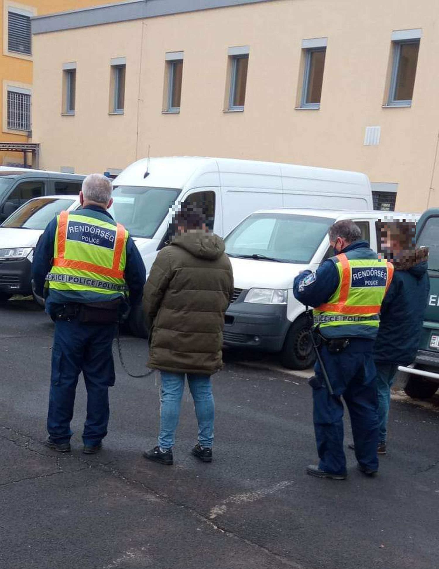 Három férfi egy elhagyott kabátért verte meg a házigazdát és megfenyegették háza felgyújtásával