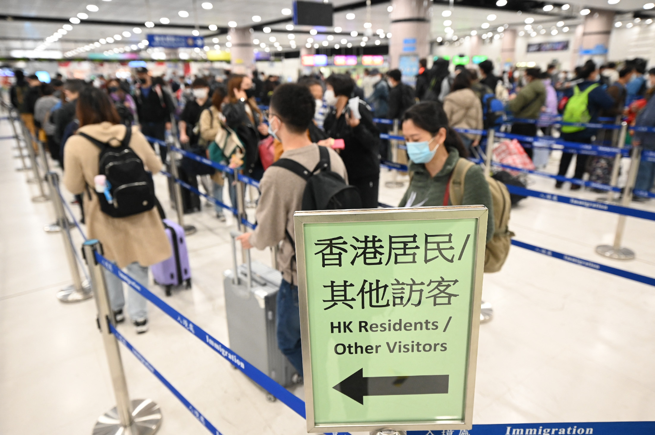 Tízezrek utaztak be Hongkongból Kínába a járványellenes korlátozások feloldása után