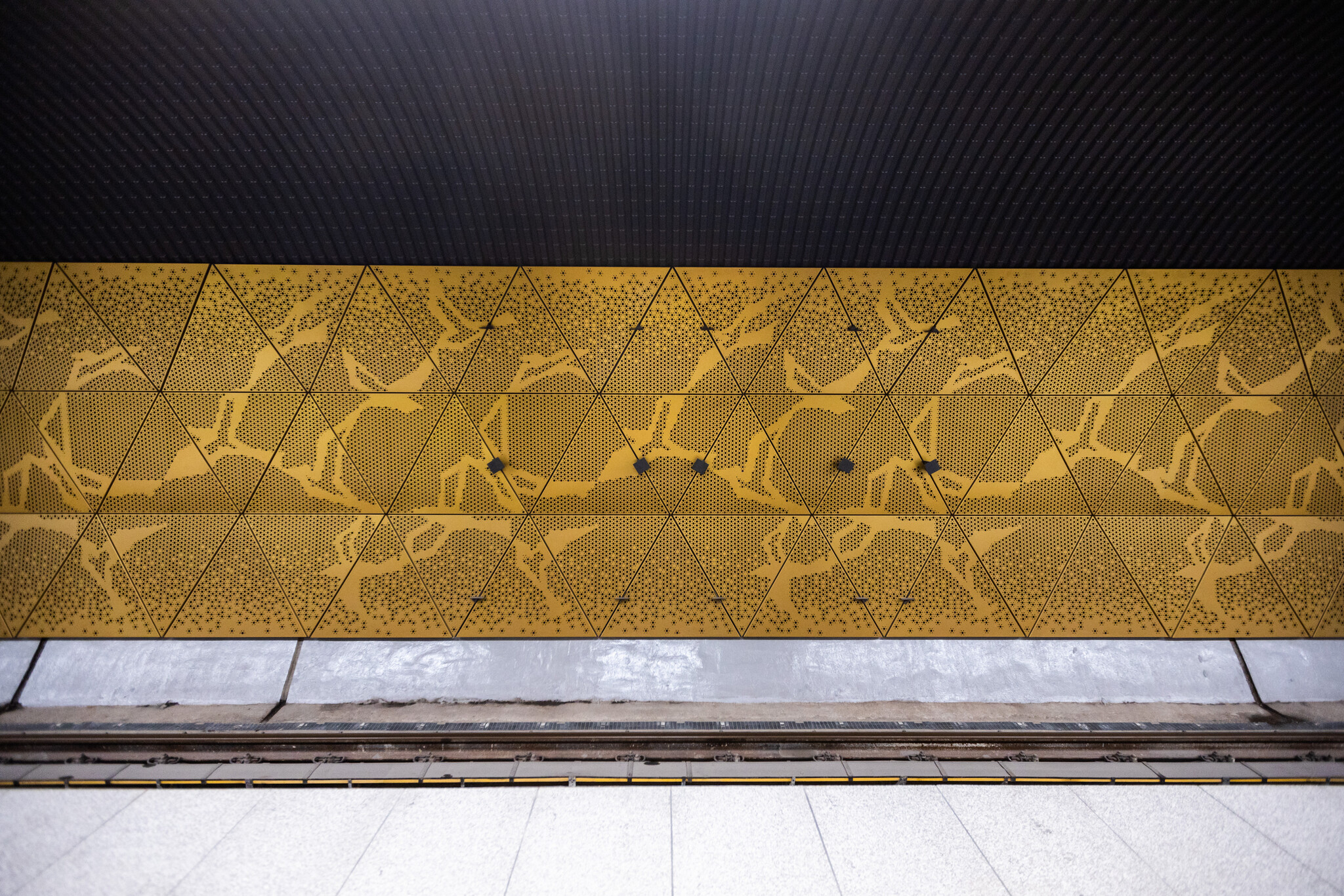 Hamarosan átadják az aranyszínű Ferenciek téri metrómegállót