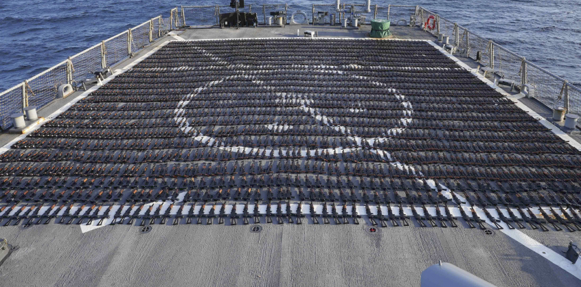 Több ezer Kalasnyikovot foglalt le az amerikai haditengerészet egy Jemenbe tartó halászhajón