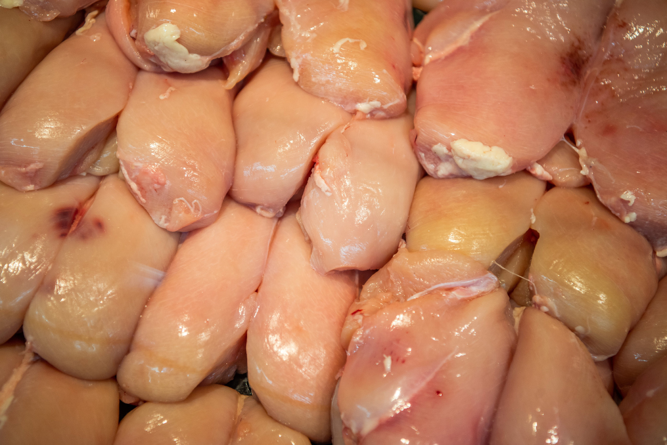 Több mint egy tonna ismeretlen eredetű csirke far-hátot találtak egy teherautóban