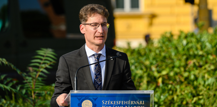 Egyetemi kuratóriumok – Fideszes polgármesterhez és Tiborcz Istvánhoz köthető cégvezető érkezett a kormánytagok helyére