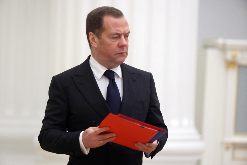 Medvegyev ismét előhúzta a nukleáris háború-kártyát