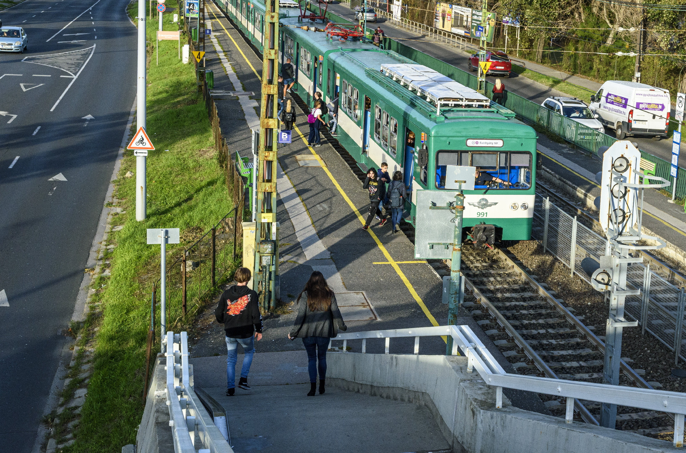 Baleset történt a HÉV vonalán és műszaki okok miatt késnek a vonatok a hegyeshalmi fővonalon