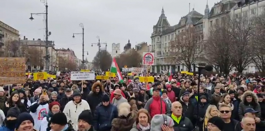 Közel ezren tiltakoztak Debrecenben a CATL akkumulátorgyár ellen