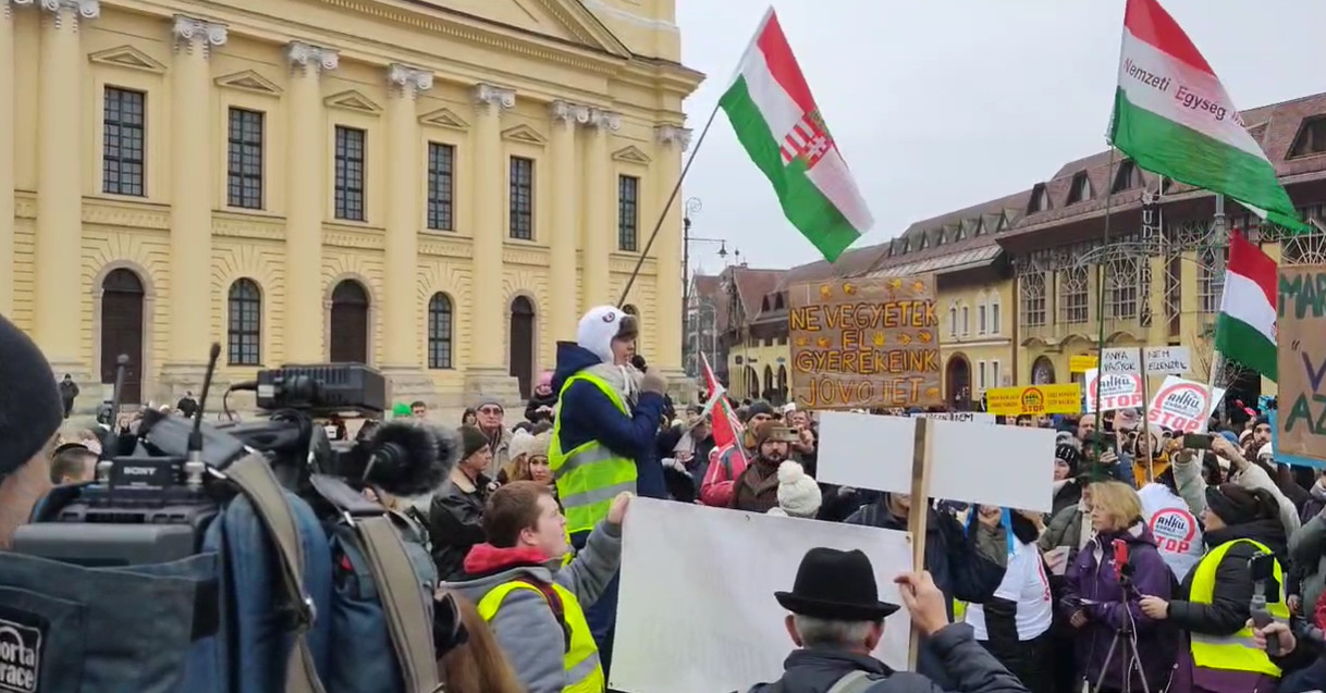 Tömeg alakult ki az akkumulátorgyár elleni tüntetésen Debrecenben