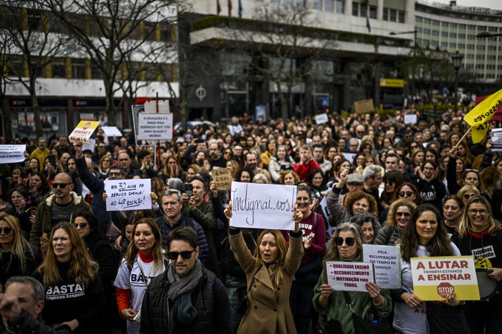 Tanárok tízezrei tüntettek Portugáliában