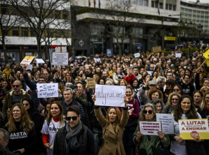 Tanárok tízezrei tüntettek Portugáliában