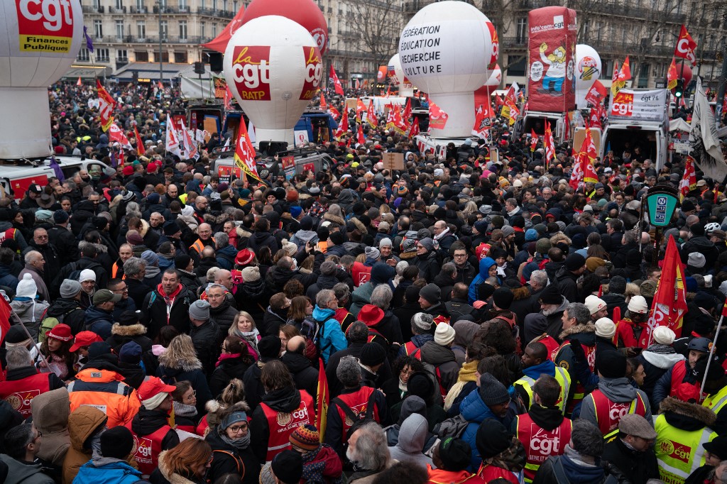 Milliós tüntetéssel és sztrájkkal válaszolnak a nyugdíjreformra a franciák