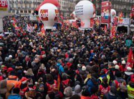 Milliós tüntetéssel és sztrájkkal válaszolnak a nyugdíjreformra a franciák