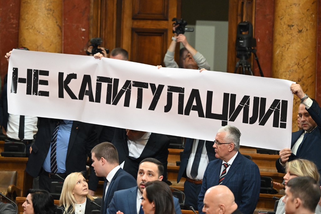 Szerb-koszovói konfliktus – Dulakodás tört ki a belgrádi parlamentben