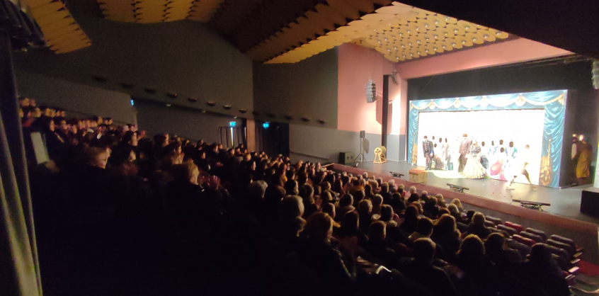 14 fokban és nagykabátban nézték a színházi előadást Szombathelyen