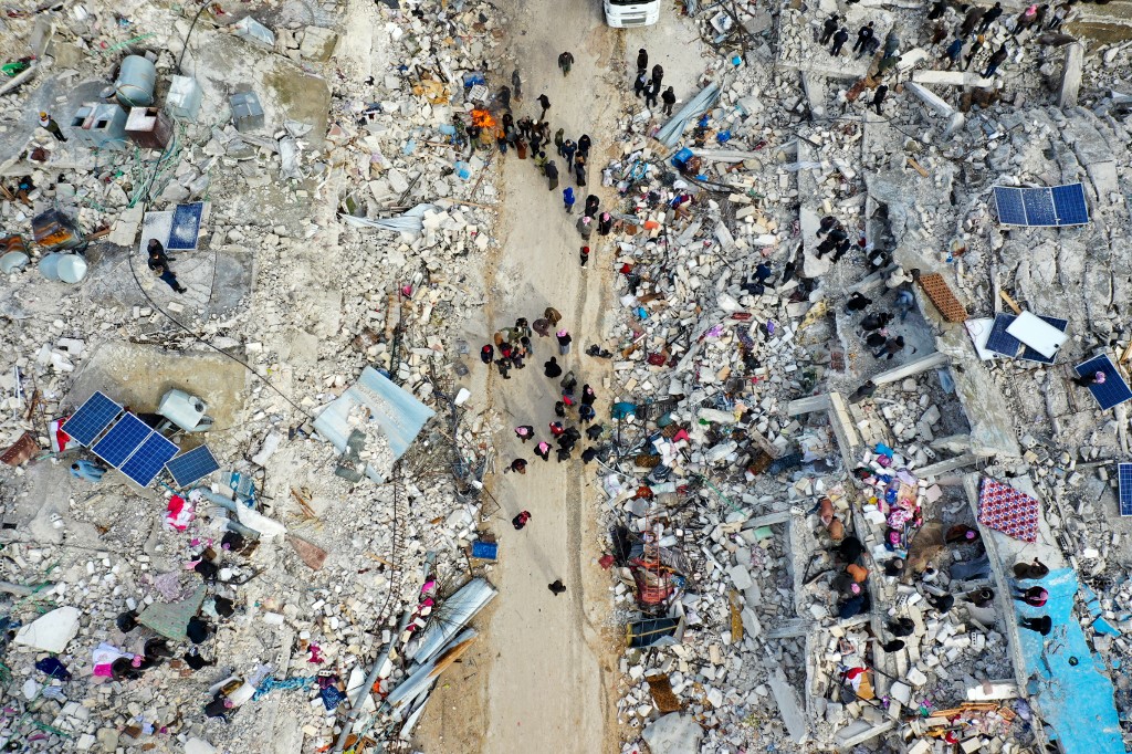 Tömegsírokat ásnak a földrengés áldozatainak