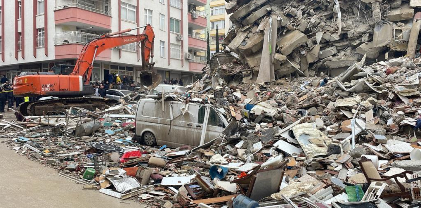 Hajnali földrengéssorozat – Tovább emlekedik az áldozatok száma