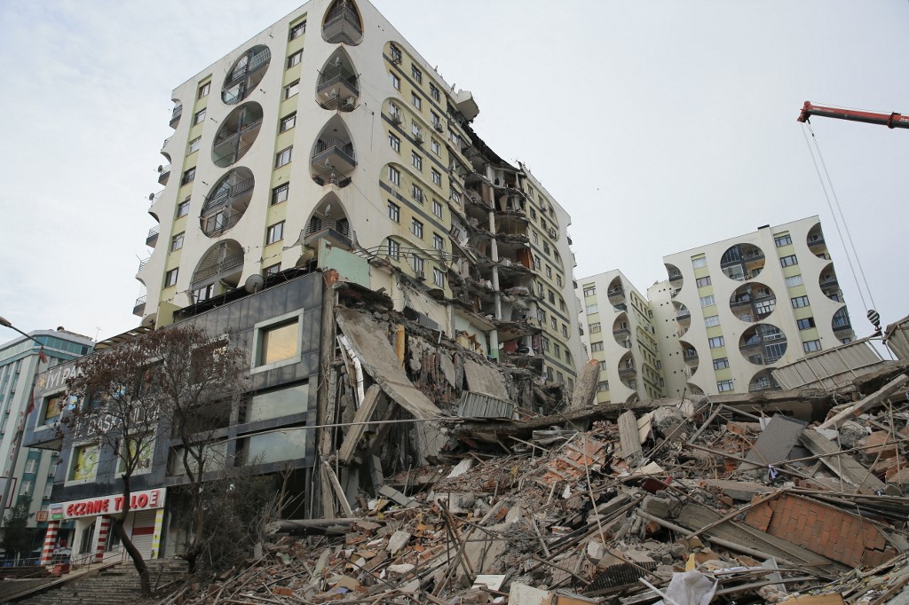 Újabb földrengés Törökországban, azok a házak is összedültek, amelyek eddig nem