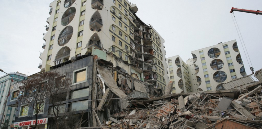 Újabb földrengés Törökországban, azok a házak is összedültek, amelyek eddig nem