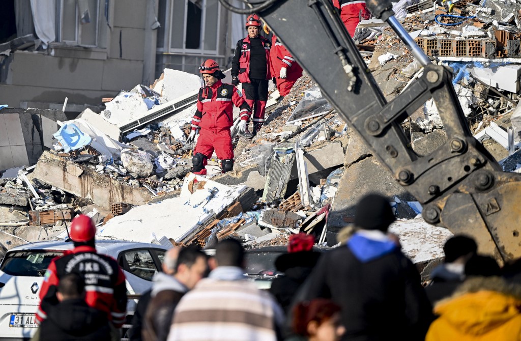 Megrázó: így mentik a túlélőket a törökországi földrengés után