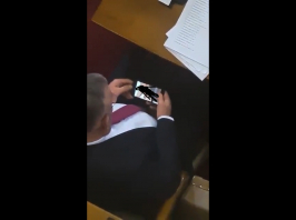 Videó: pornófilmet nézett ülés alatt a képviselő