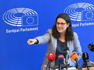 A magyar titkosszolgálatok az oroszoknak szivárogtatnak az EP jelentéstevője szerint