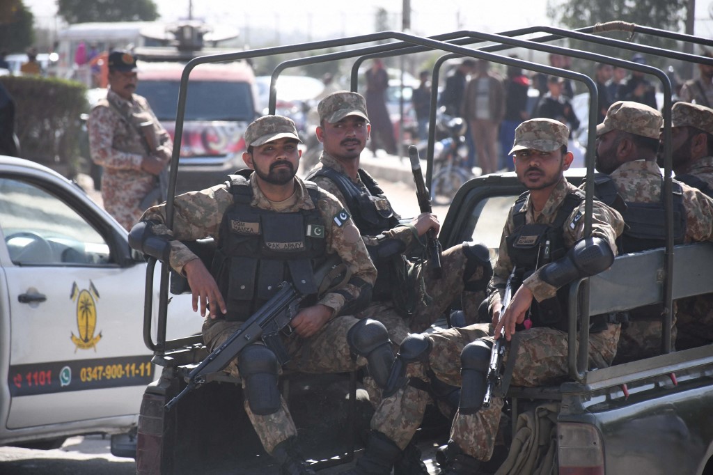 Tizenkét terroristával végeztek a pakisztáni biztonsági erők