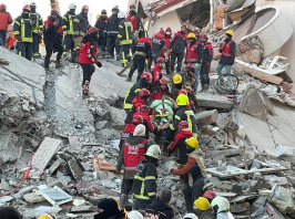 Földrengés: már 15 ezer fölé emelkedett a halálos áldozatok száma