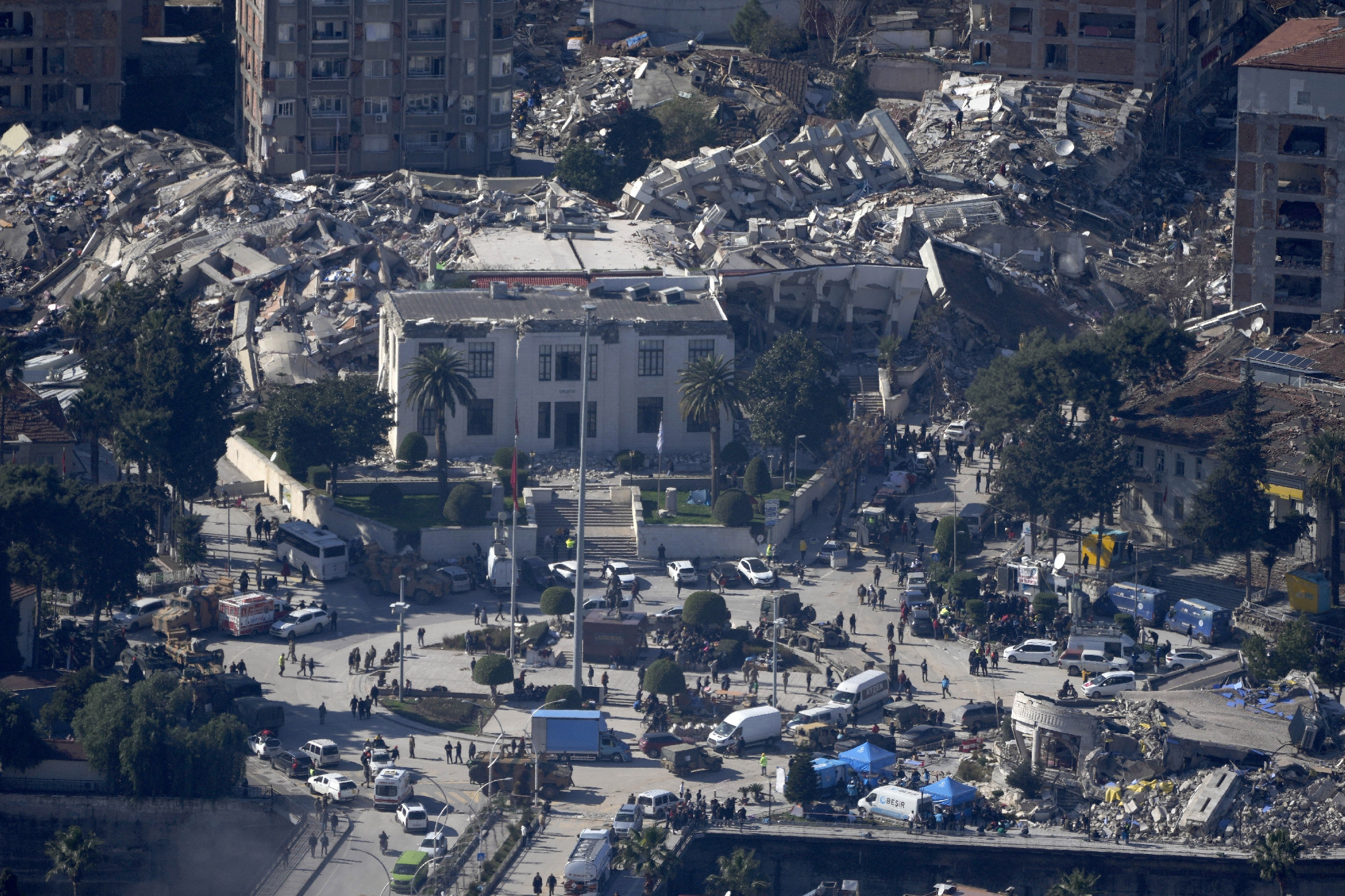 Meredeken emelkedik a török-szír földrengés áldozatainak száma