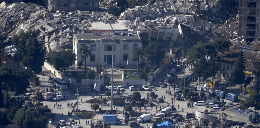 Meredeken emelkedik a török-szír földrengés áldozatainak száma