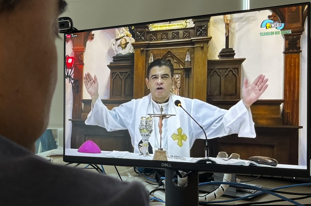 Huszonhat év börtönre ítéltek egy katolikus püspököt