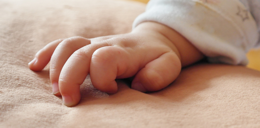 Nyitott hasfallal született kisfiút mentettek meg a szegedi gyermekklinikán