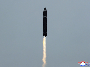 Észak-Korea két rövid hatótávolságú ballisztikus rakétát lőtt ki hétfőn