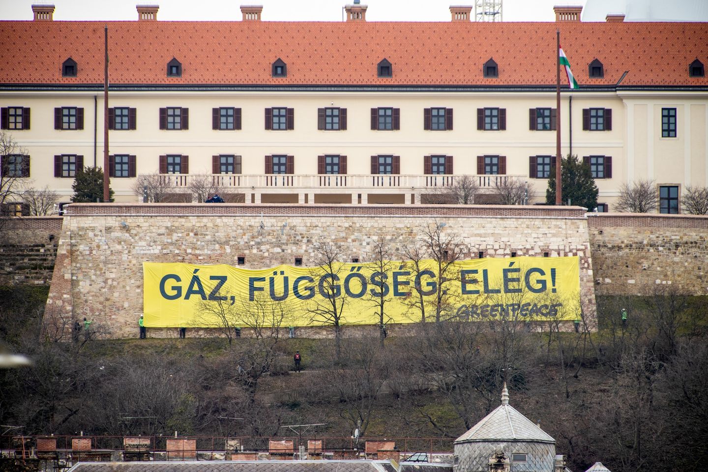 A Greenpeace Orbán Viktor erkélye alá kifeszített molinóval tiltakozik az orosz gázfüggőség ellen