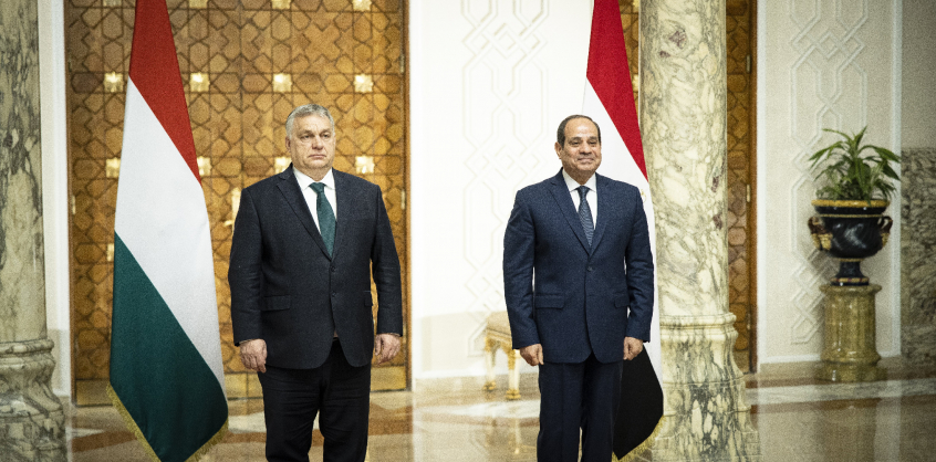 Három repülőgéppel utazott a miniszterelnöki delegáció Kairóba