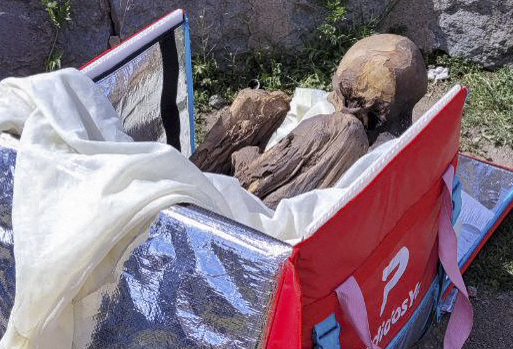 600 éves múmiát találtak egy perui futár hűtőtáskájában