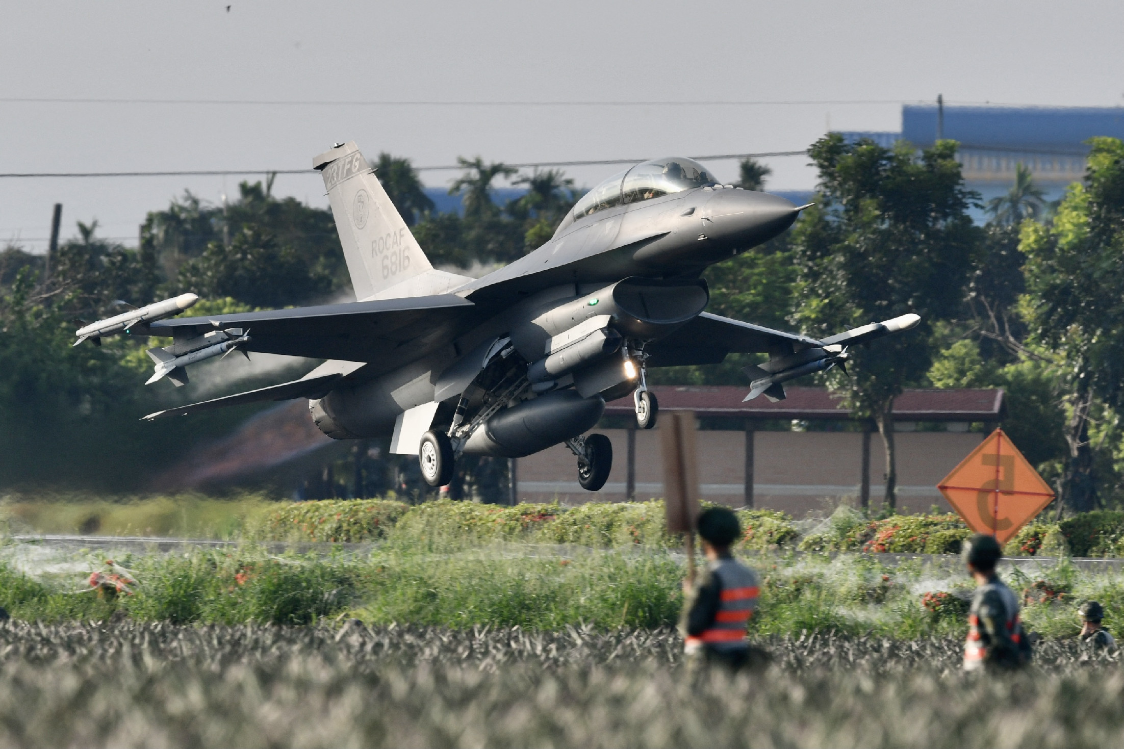 Zelenszkij ígéretett tett arra, hogy nem vetik be az F-16-os vadászgépeket oroszországi célpontok ellen