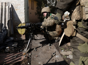 Egyre nagyobb nyomás éri az ukrán védőket Bahmutban