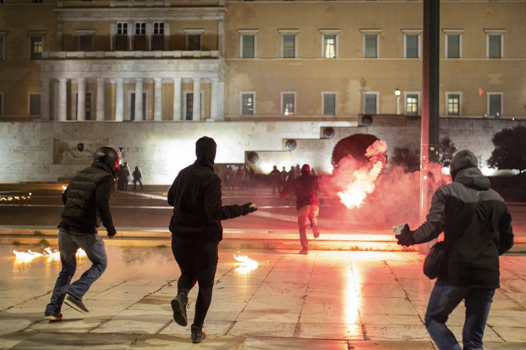 Görögországi vasúti tragédia – Bocsánatot kért a miniszterelnök, folytatódnak a zavargások